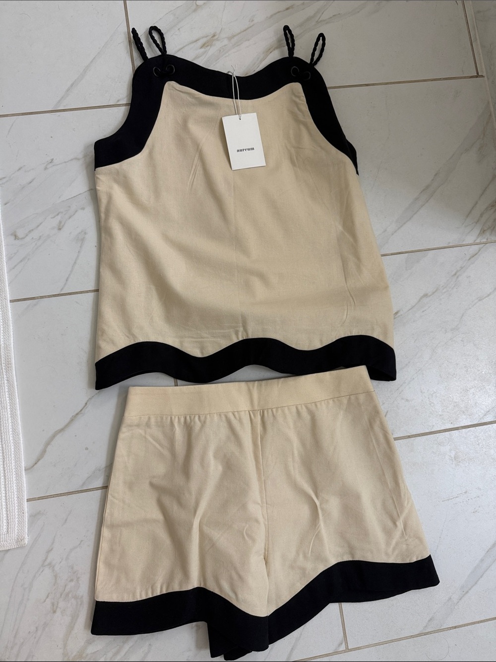 AUREUM Cream and Black Contrast Scalloped Set